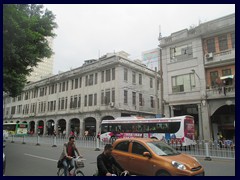 Zhongshan Road is a narrow, winding, road with small stores, markets, shoe stands, buildings in typical Chinese style and trolley buses.
It is very crowded and a bit chaotic, but it is worth to visit since it gives a taste of "the real China". We visited it when looking after the famous Temple of Six Banyan Trees, that we didn't manage to find.